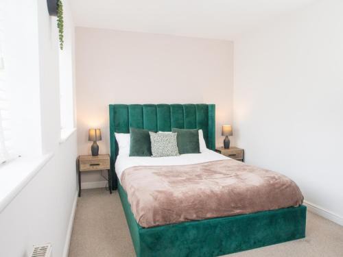 Knottingley House | Emerald House -3 Bed - Free Parking