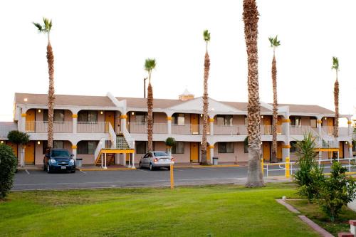Blythe Hotel | Emerald Inn & Lounge