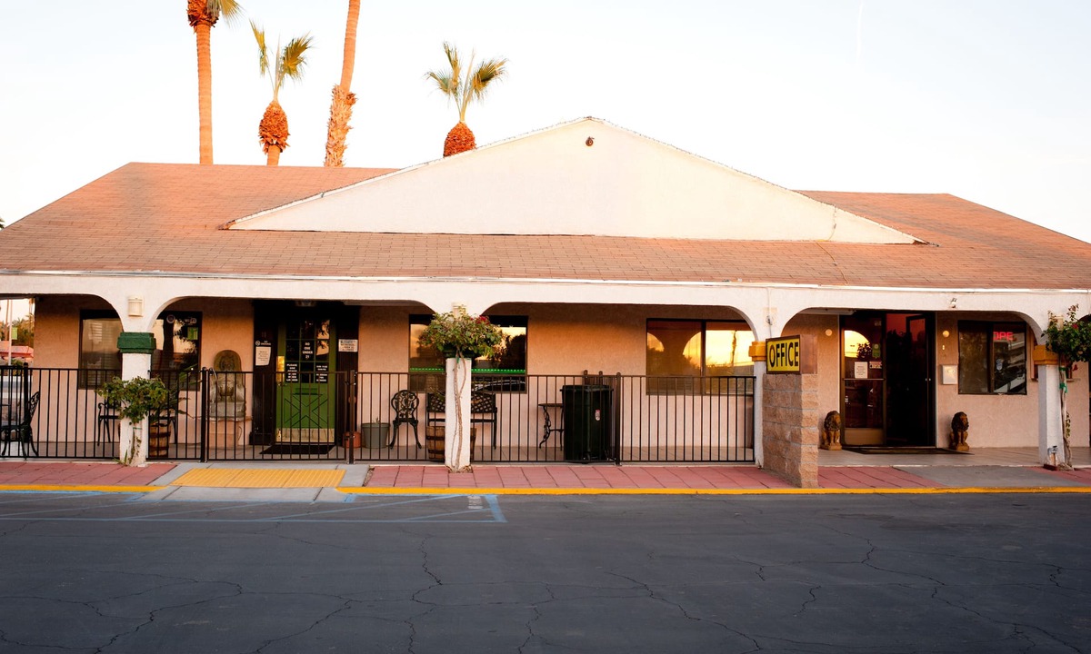 Blythe Hotel | Emerald Inn & Lounge