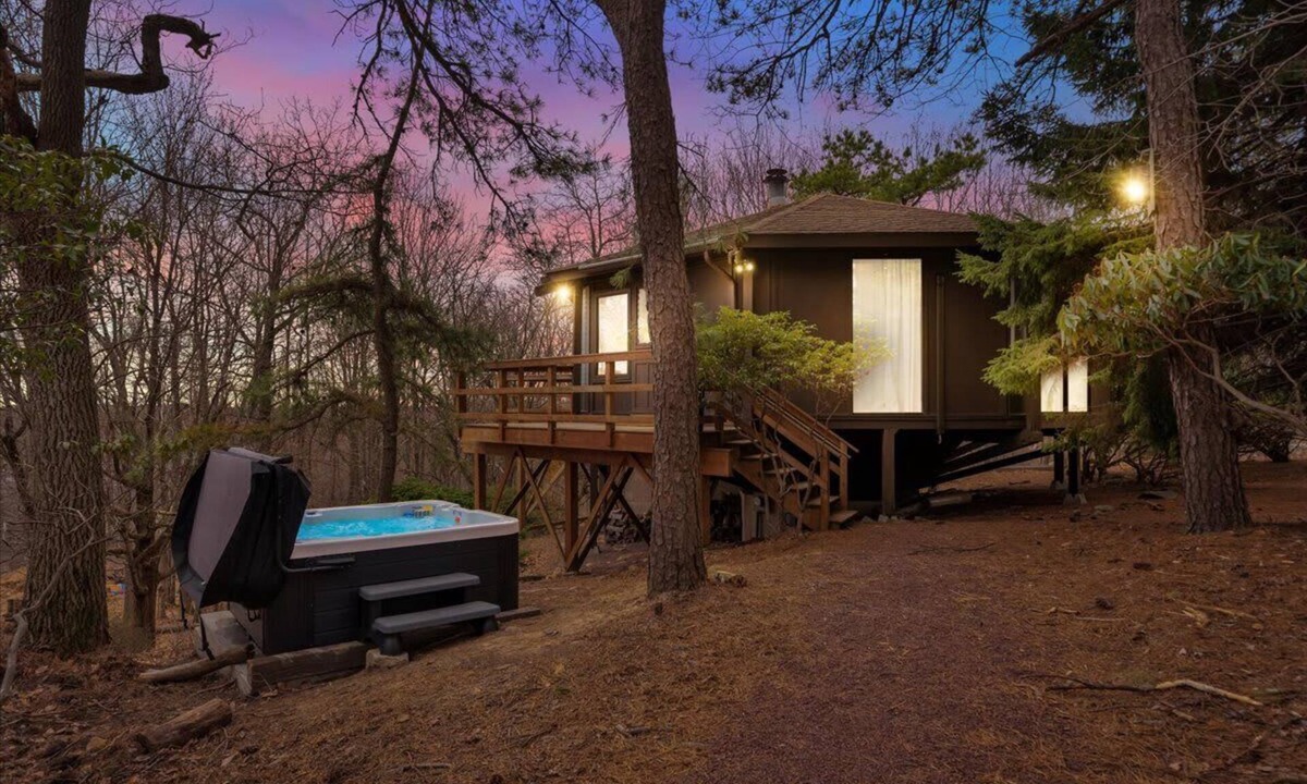 Long Pond Cabin | Emerald Lake Modern Treehouse | Hot Tub | Firepit