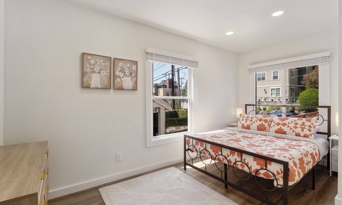 East Queen Anne Apartment | Emerald Leaf Cozy dawnstair