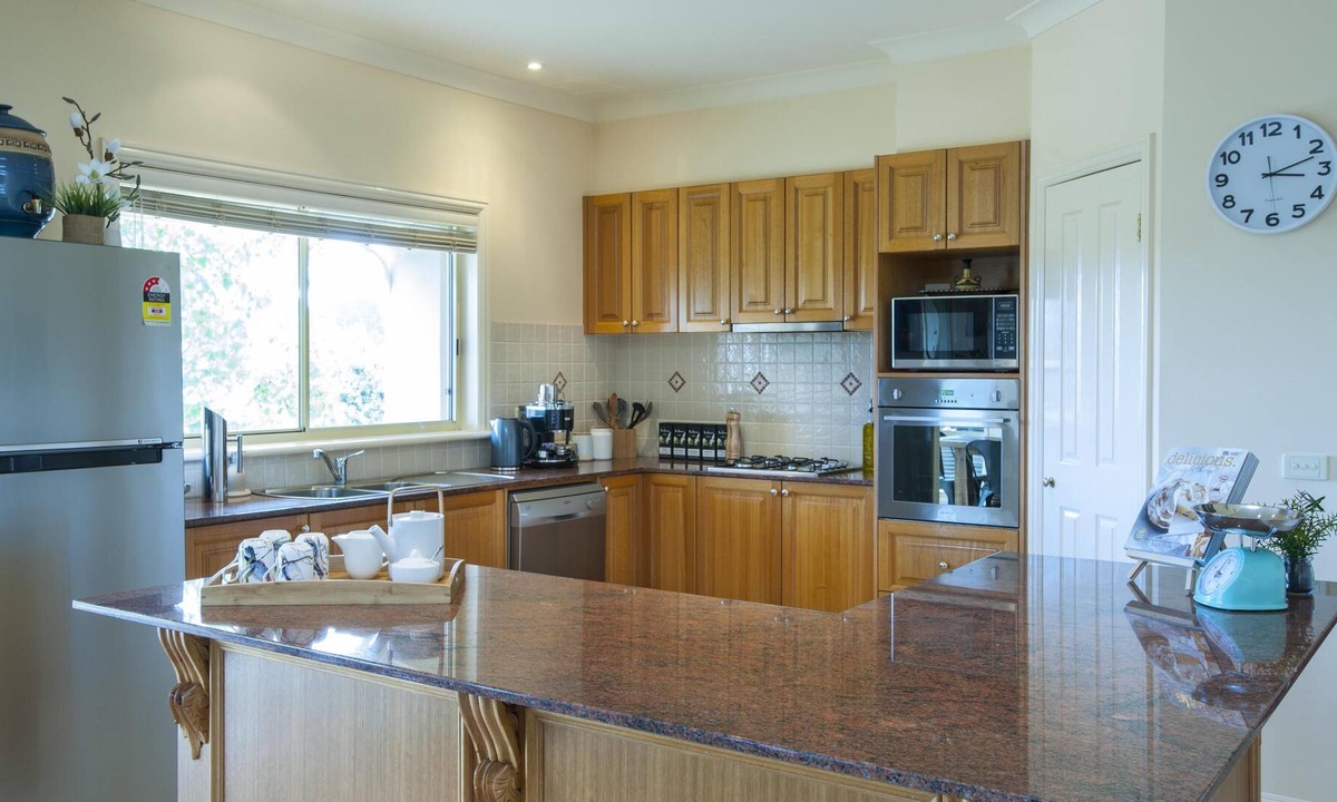 Emerald House | Emerald Lodge - Emerald Lodge is set in the rolling hills of Emerald, just 4km from the centre of the township.