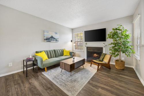 Far North Dallas Apartment | Emerald Loft - Pool, Gym & Free Parking!