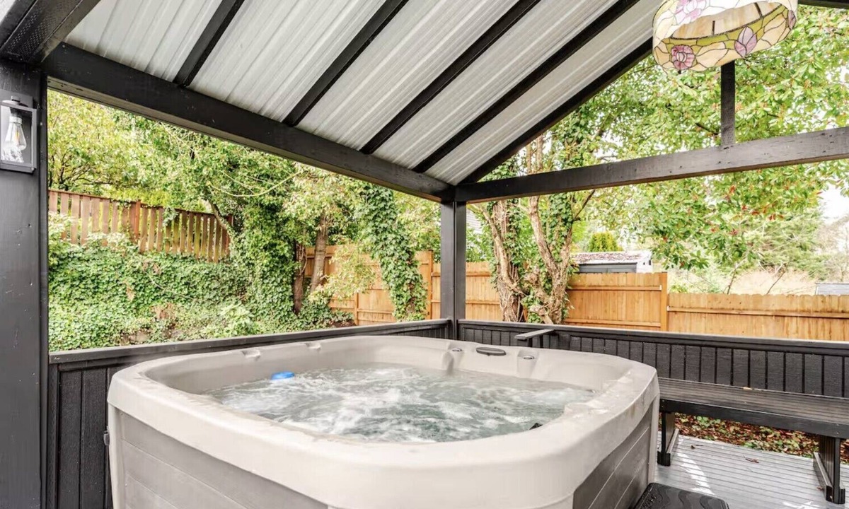 Inglewood-Finn Hill House | Emerald Luxury Home with Hot Tub