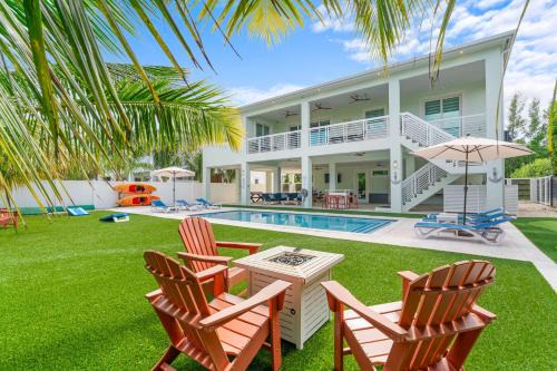 Marathon Villa | Emerald Oasis Deluxe Waterfront Gem, Heated Pool with Dock