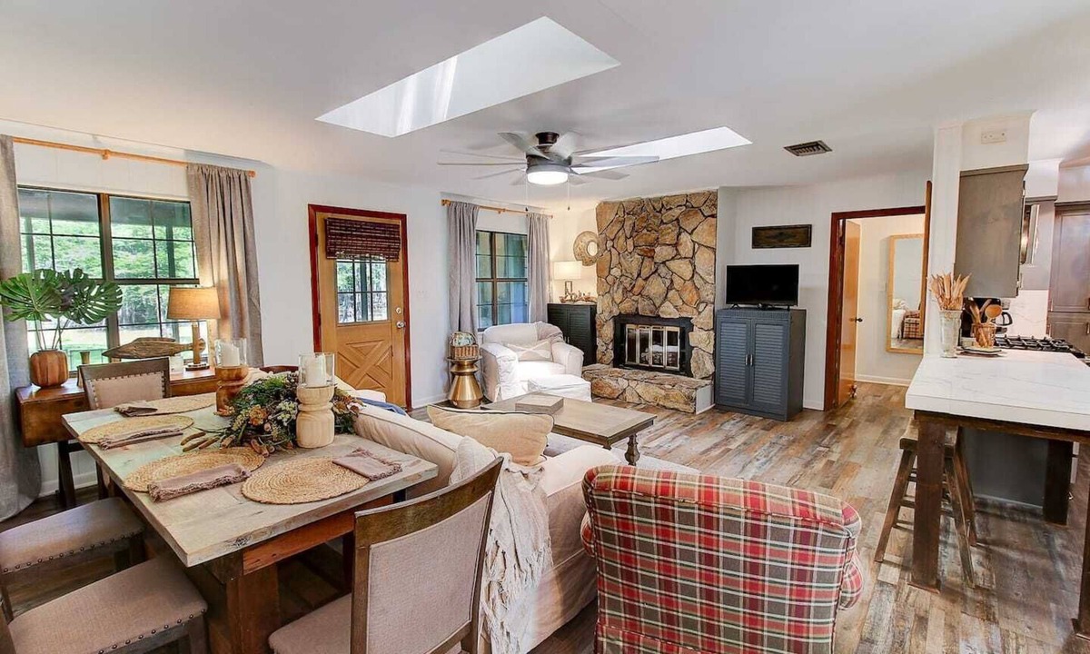 Shreveport Cabin | Emerald Point - Lakefront cabin with fireplace, firepit, Kayaks & Canoes!