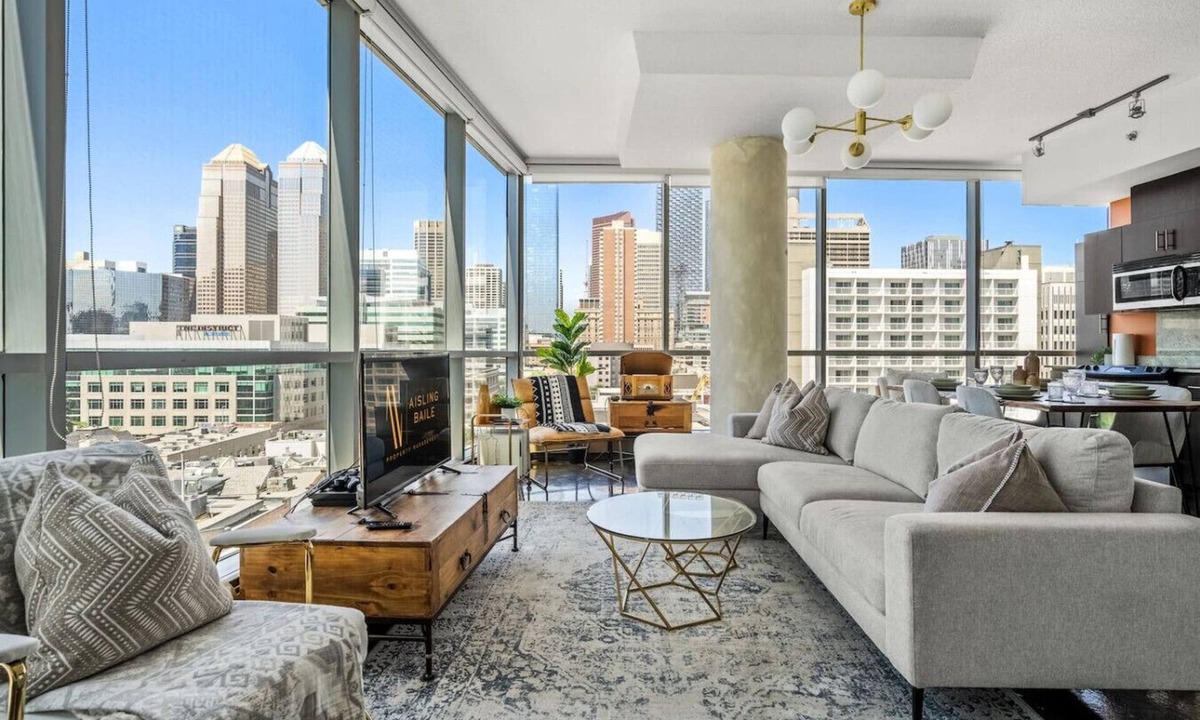 Beltline Apartment | Emerald | Skyline View | UG Park | Pets | King Bed