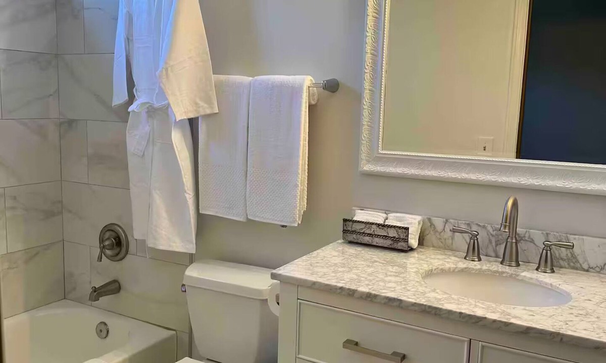 Carpentersville House | Emerald spacious 3 bedroom 5 bed one king