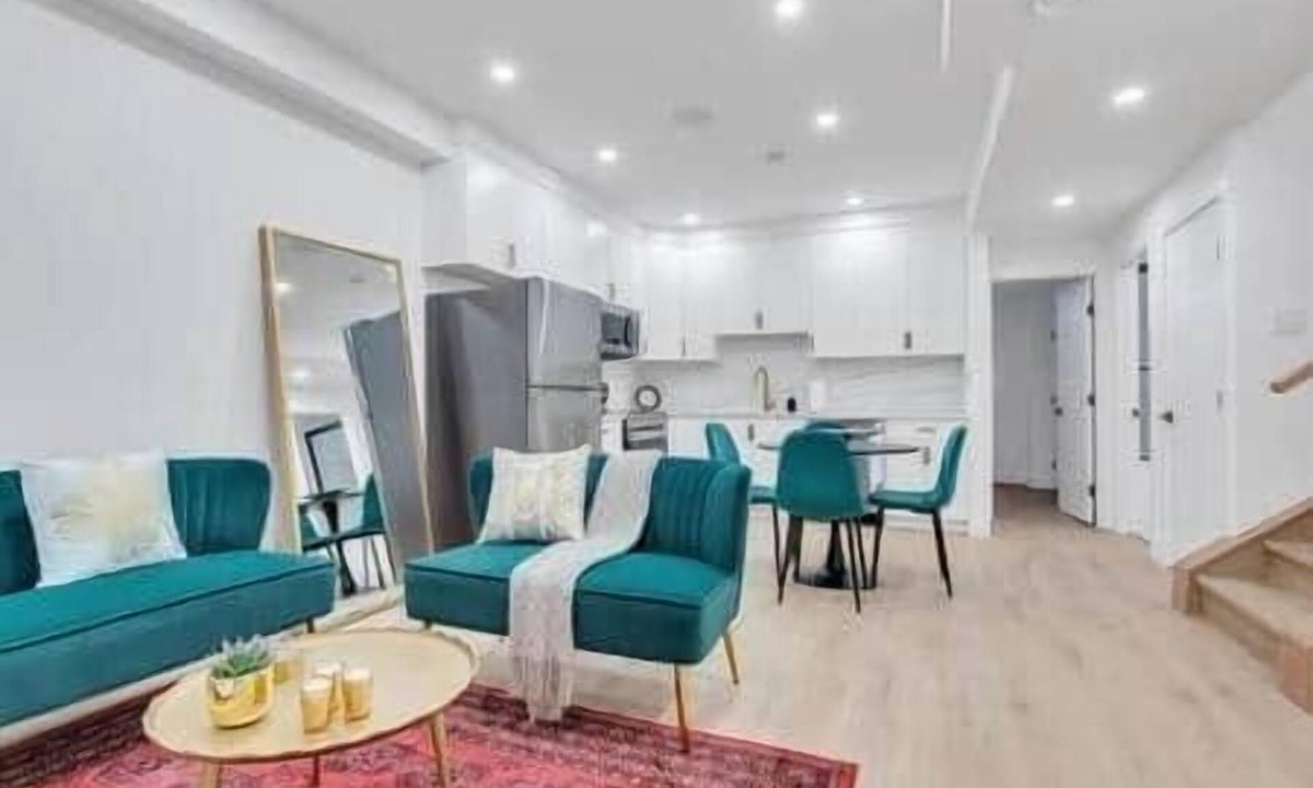 Killarney House | Emerald: Stylish Lower-Suite in Trendy Killarney