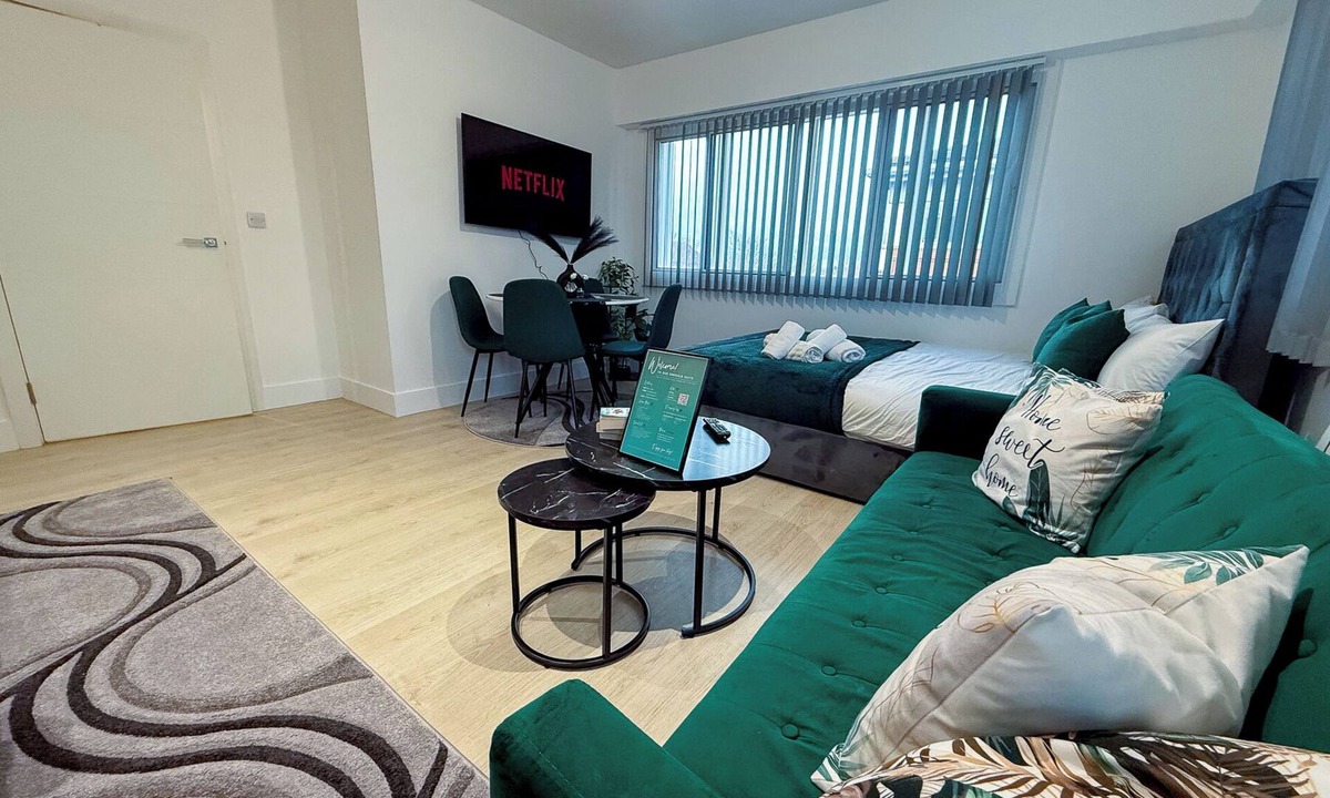 Harlington Apartment | Emerald Suite - 2 Bed Flat by Heathrow, Free Parking