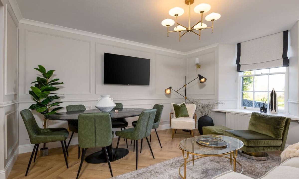 Dalavich Apartment | Emerald Suite, The Stirling Residence