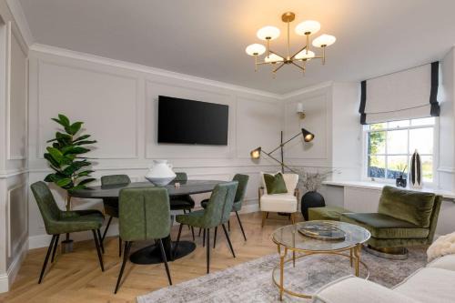 Dalavich Apartment | Emerald Suite, The Stirling Residence