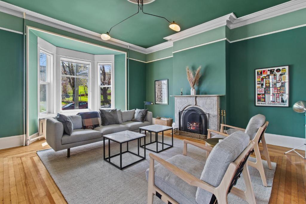 Downtown St. John's House | Emerald Victorian Patio 41 Bd Parking