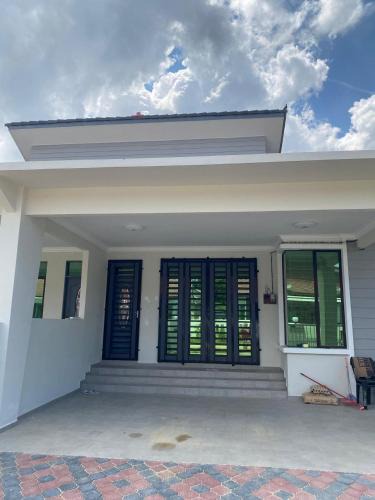 Wakaf Bharu House | EMILY Homestay