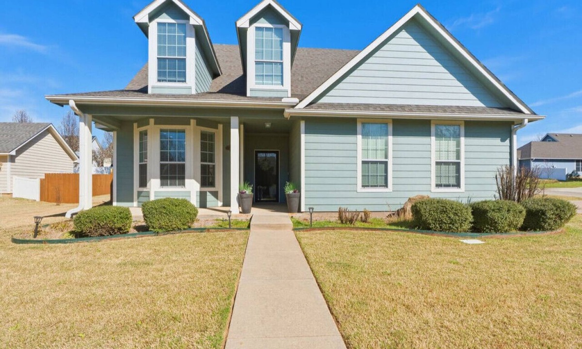 Ada House | Emily House | 3 King Beds | Pet Friendly