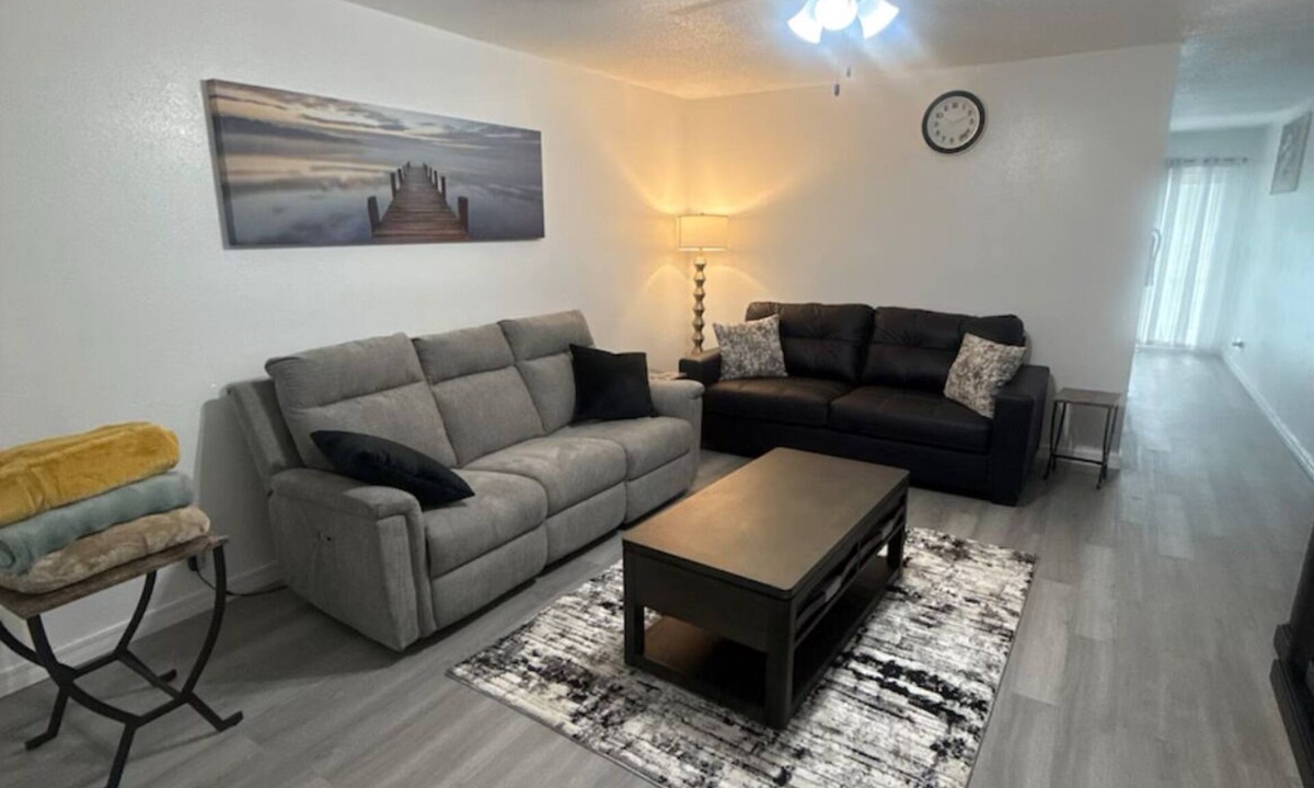 Tulsa Condo | Emmanuel Midtown 2 BR 1.5 Bath Condo in Tulsa. Close to YMCA, Hospitals, Highway