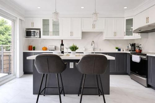 Markham House | Empire's Home - King, Queen, Child Suites with EV Charging