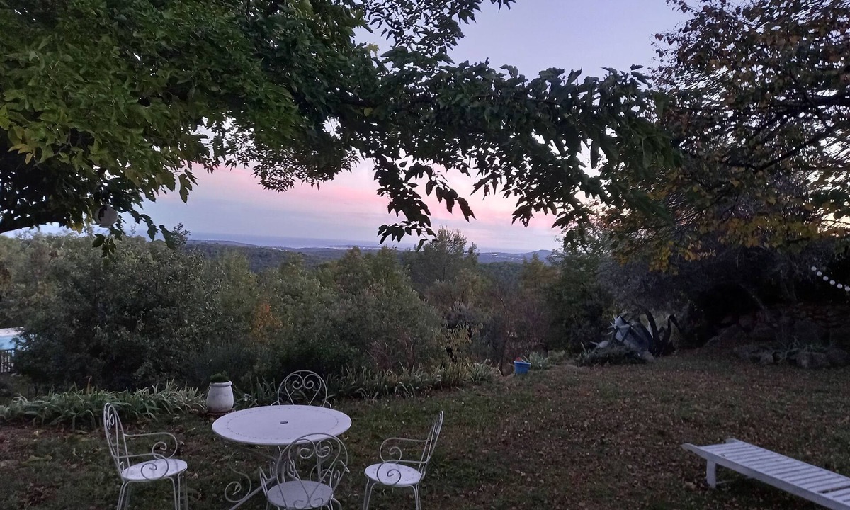 Tourrettes-sur-Loup Bed & Breakfast | En-suite room in charming house