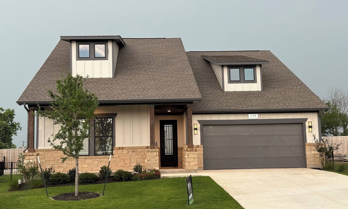 Liberty Hill House | Enchanted 4 bedroom house with high ceilings, natural light & WiFi