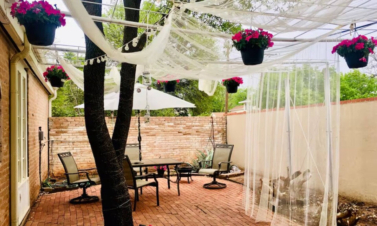 Sayles Blvd. Area House | Enchanted Cottage with Courtyard & Atrium