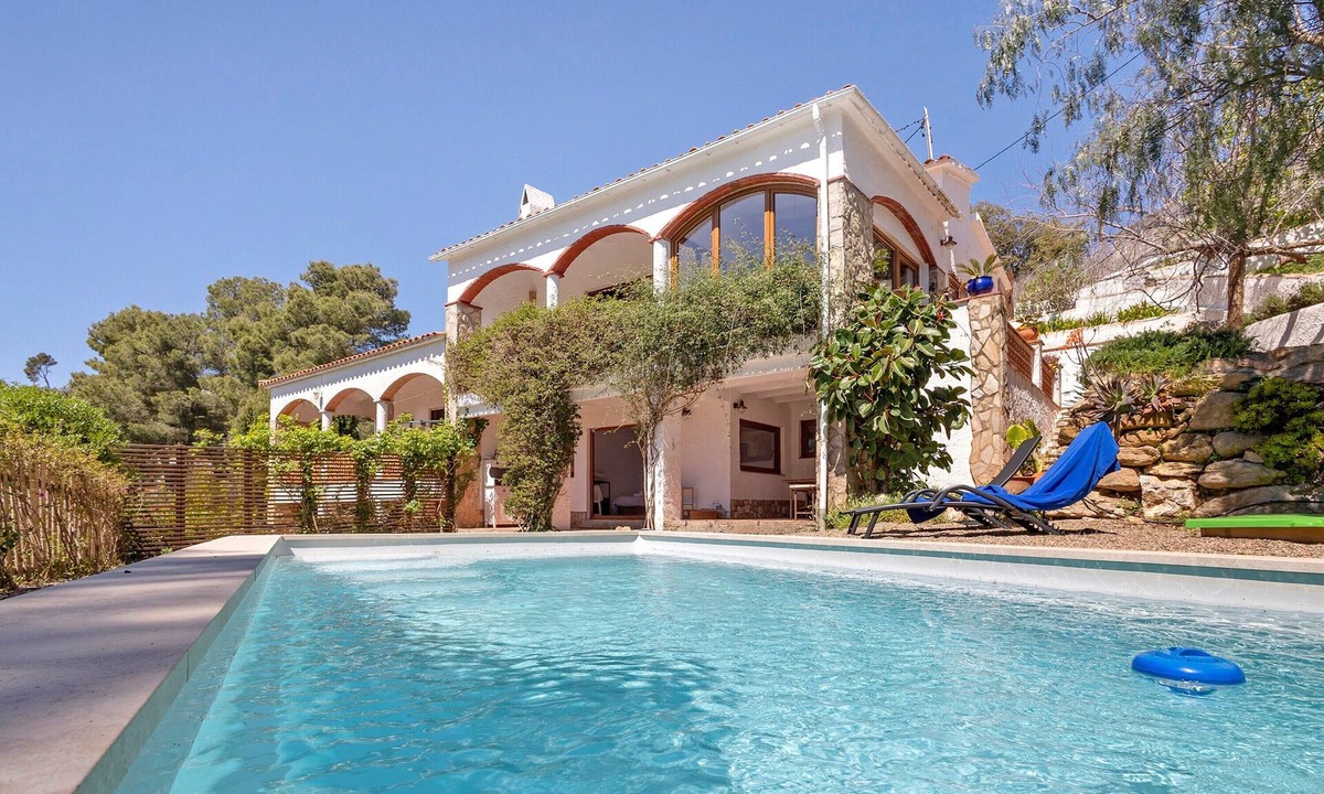 Pals House | Enchanted Forest Retreat with Pool