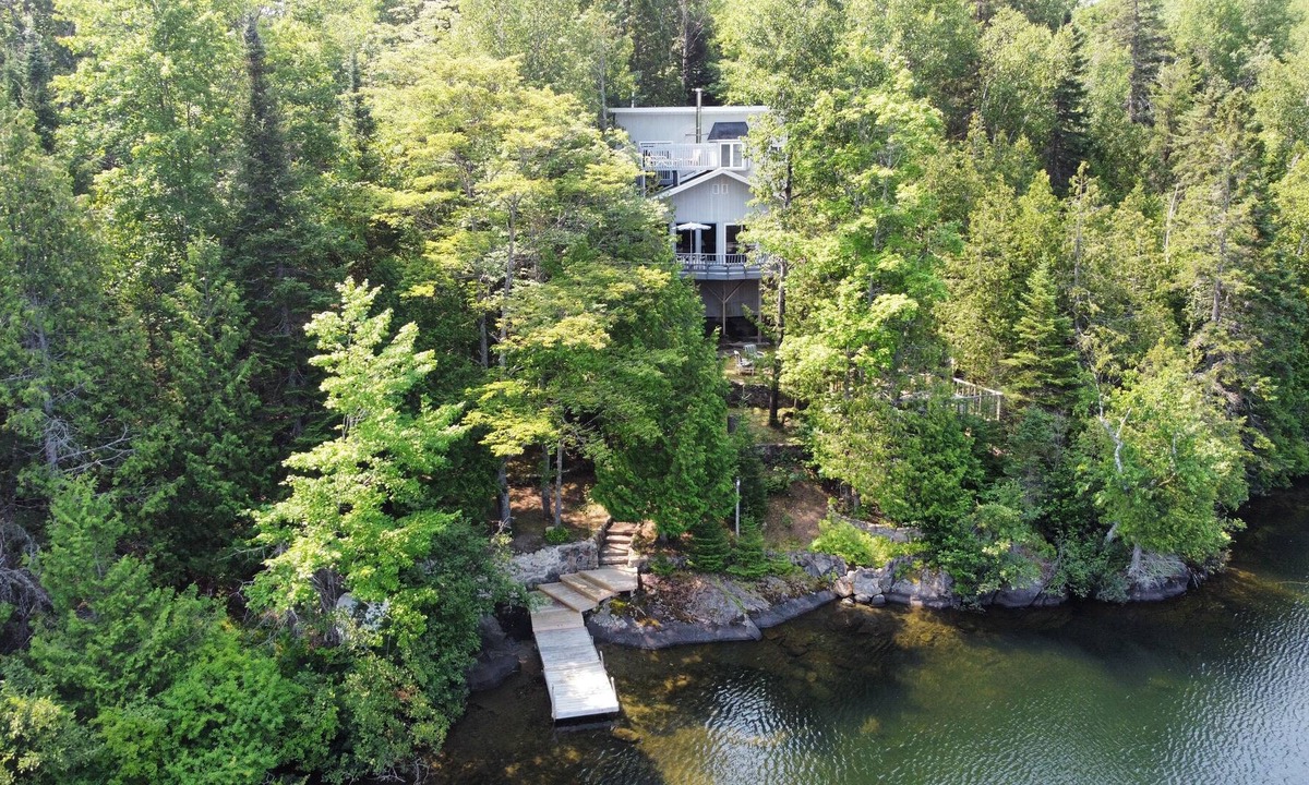 Cayamant Cottage | Enchanted Forest Retreat, King Bed Suite with Spa.