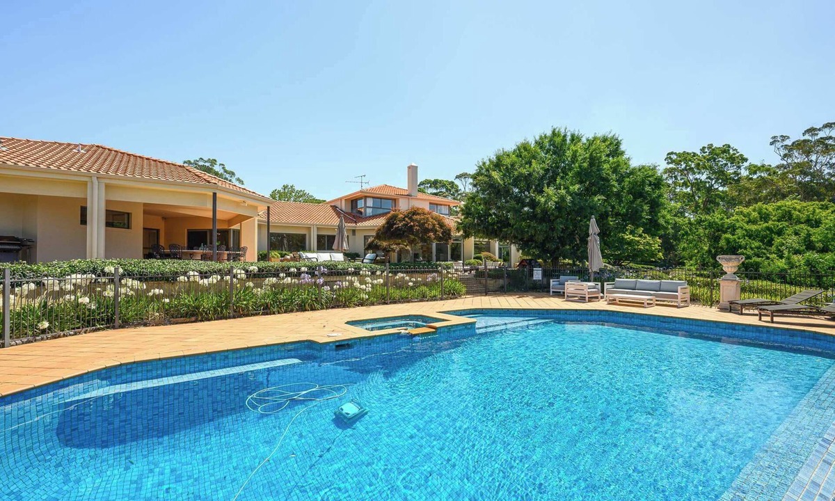 Dural House | Enchanted Manor with Pool, Tennis & Elegance