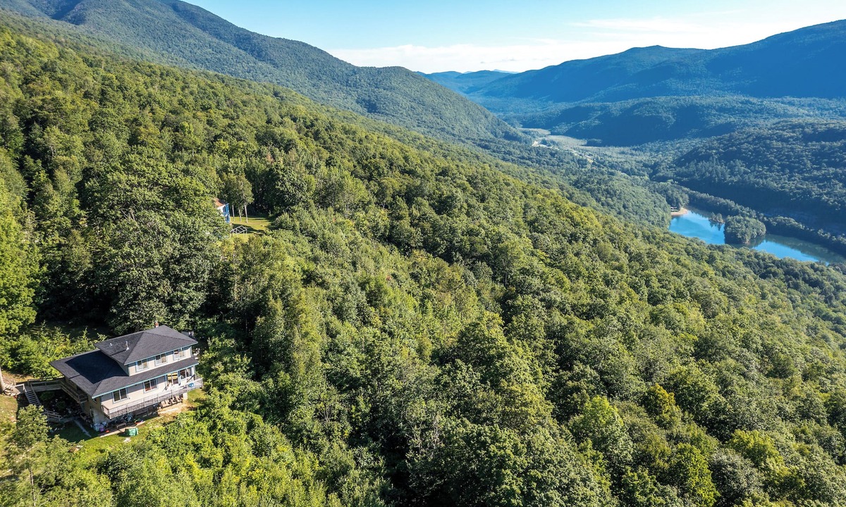 East Dorset House | Enchanted Mountain House - near ski, nature trails, lake w/fishing and swimming.