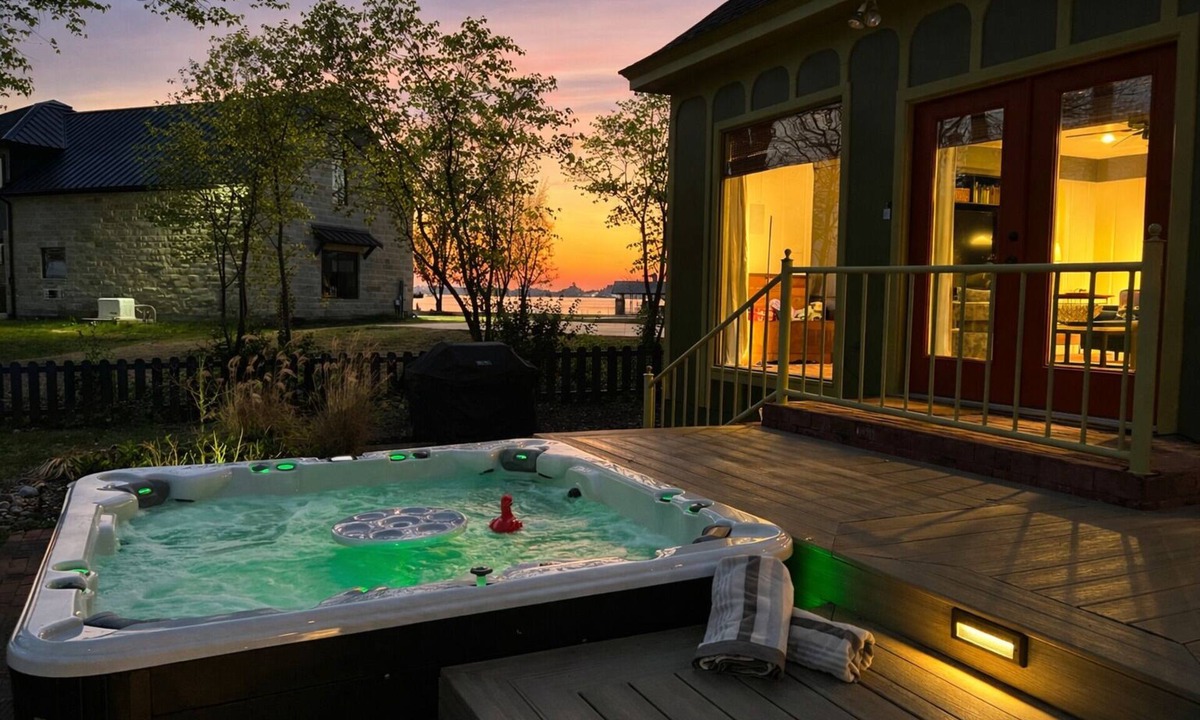 Cedar Creek Reservoir House | Enchanted Oaks Lakefront: nHot Tub, Arcade, Golf Cart, Kayaks - Sleeps 10