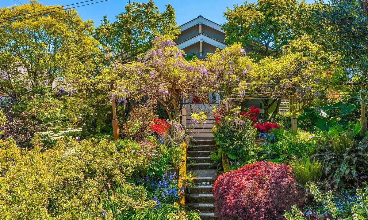 Phinney Ridge House | Enchanted Path to a Gardenscape