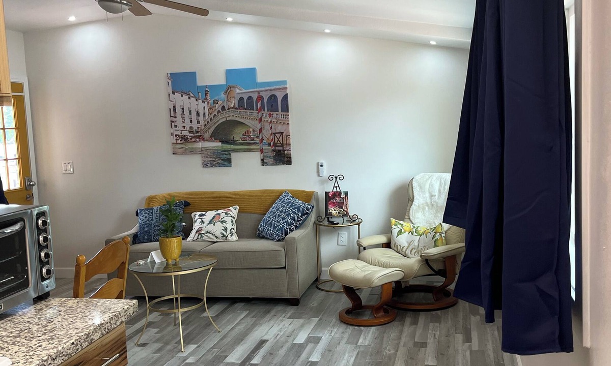 Modesto Apartment | Enchanted Venetian Loft/entire 2nd floor