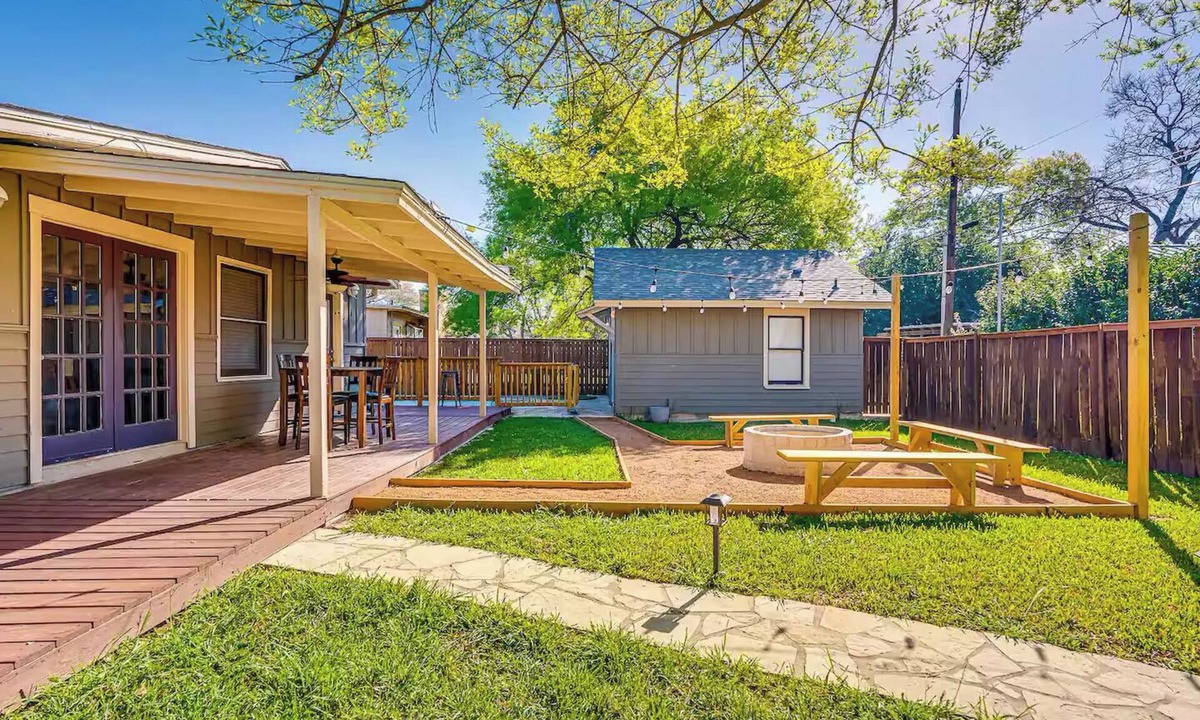 Terrell Heights House | Enchanting 4-bedroom house with Pool, Theater, Firepit and Games. Pet Friendly.