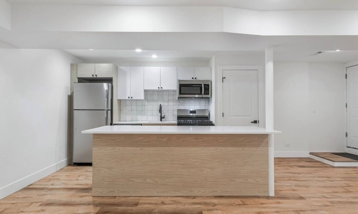 Hyde Park Apartment | Enchanting 4-bedroom apartment with AC in vibrant Chicago Hyde Park