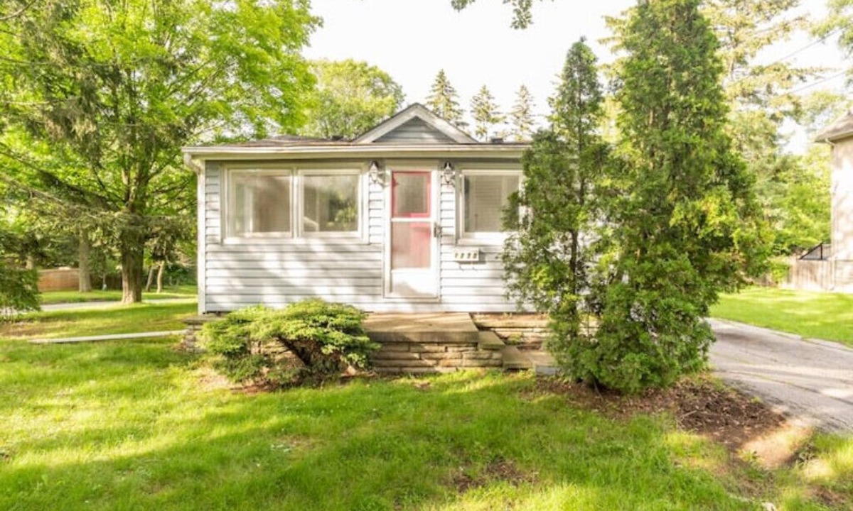 Mineola House | Enchanting Cottage Hideaway: Steps from Downtown & Lake"
