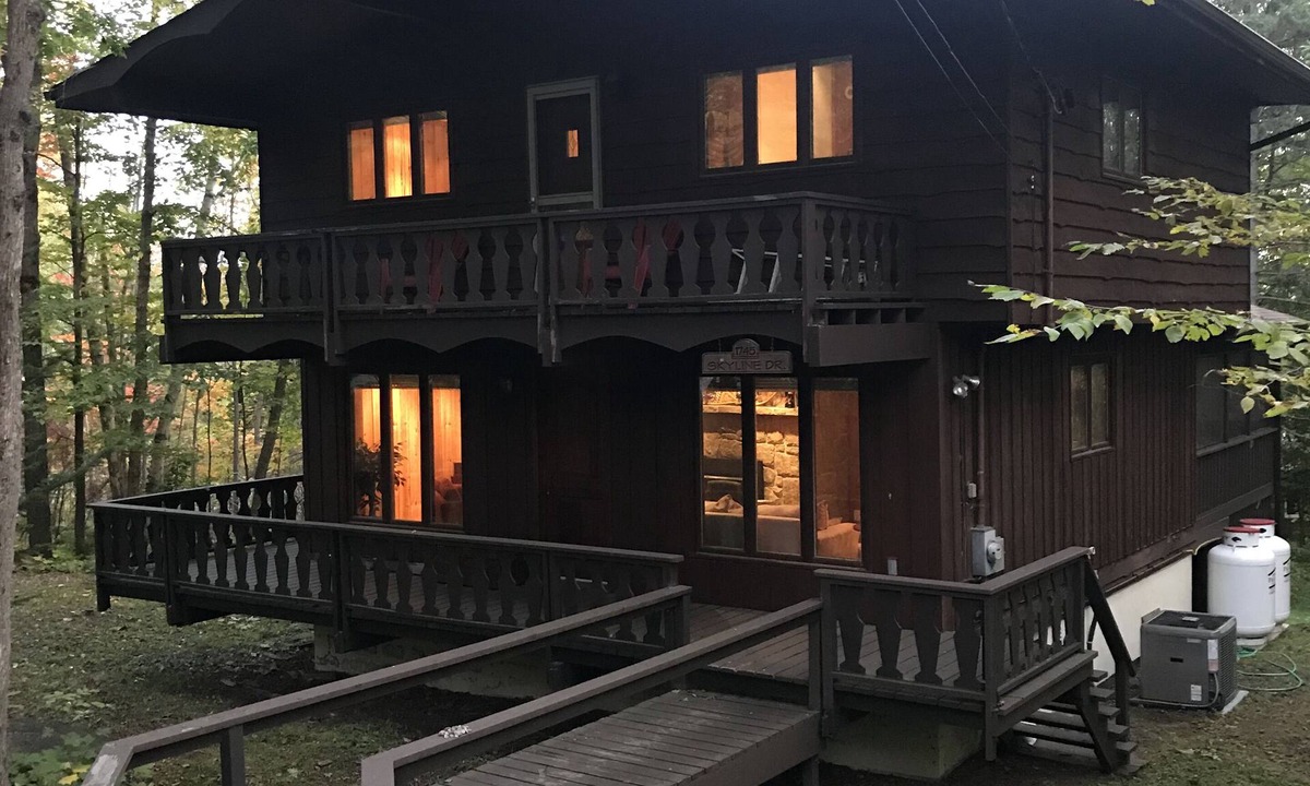 Huntsville Ski Chalet | Enchanting Family/Work Escape (with high speed wi-fi)!