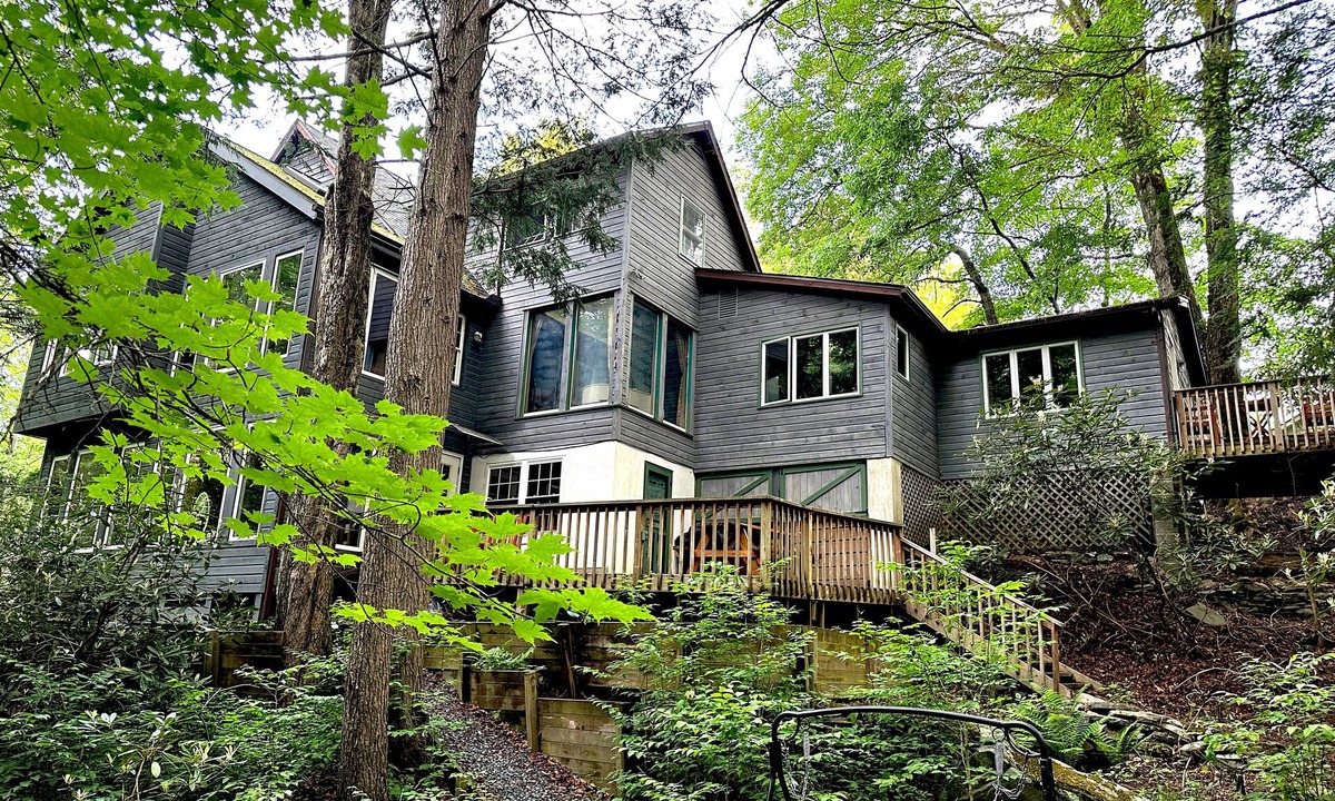 Canadensis House | Enchanting Forest Estate