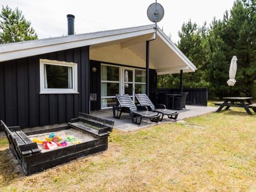 Henne House | Enchanting Hideaway in Henne Town-By Traum