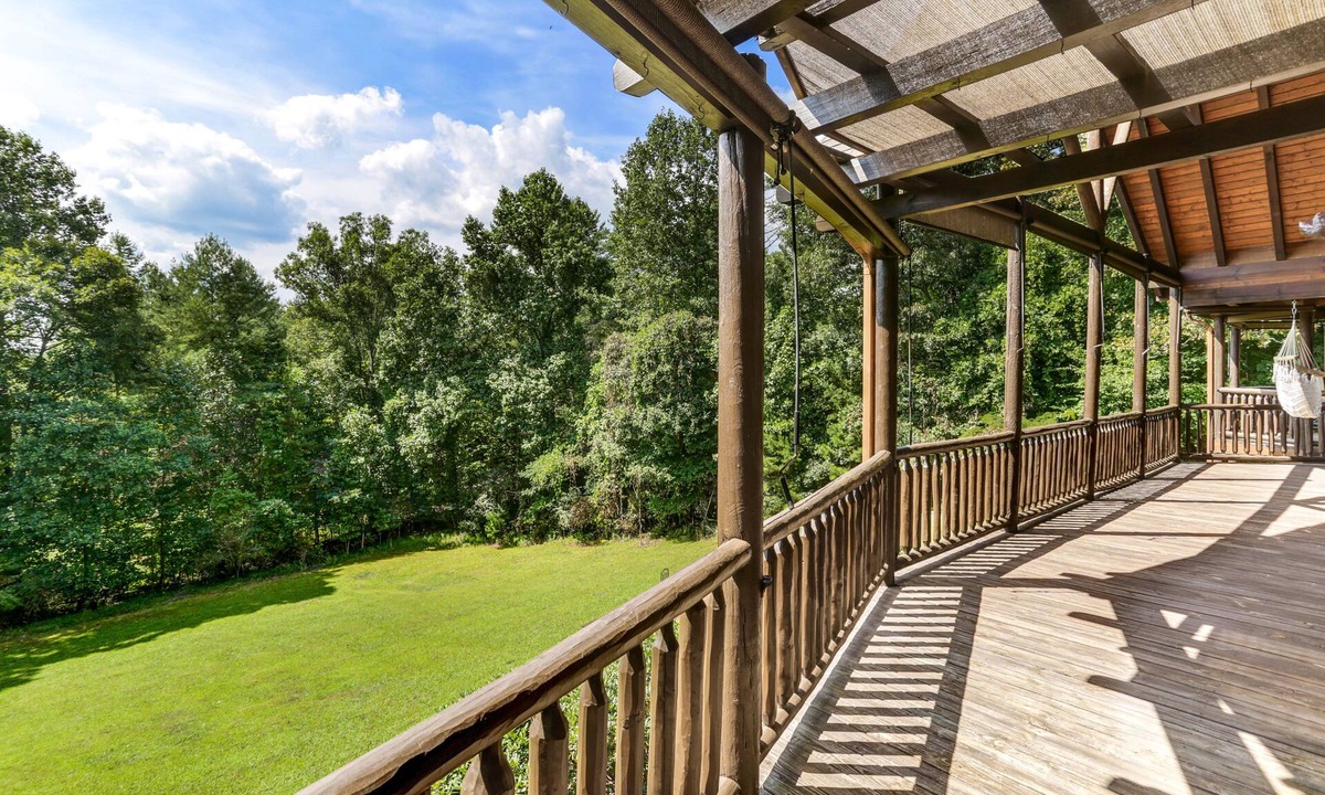Blairsville House | Enchanting log home with lots to do!