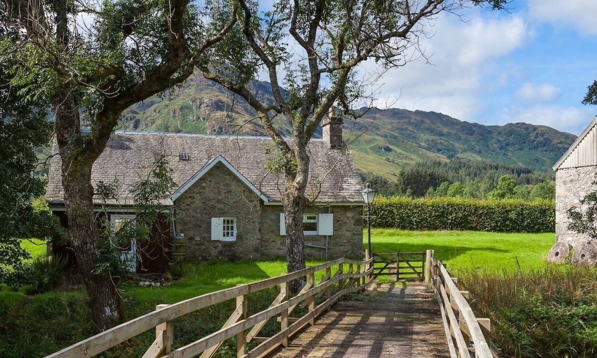 St Fillans Cottage | Enchanting rustic cottage w/stunning views & river