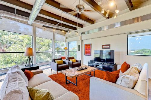 Clarksville House | Encinal Condominiums 301