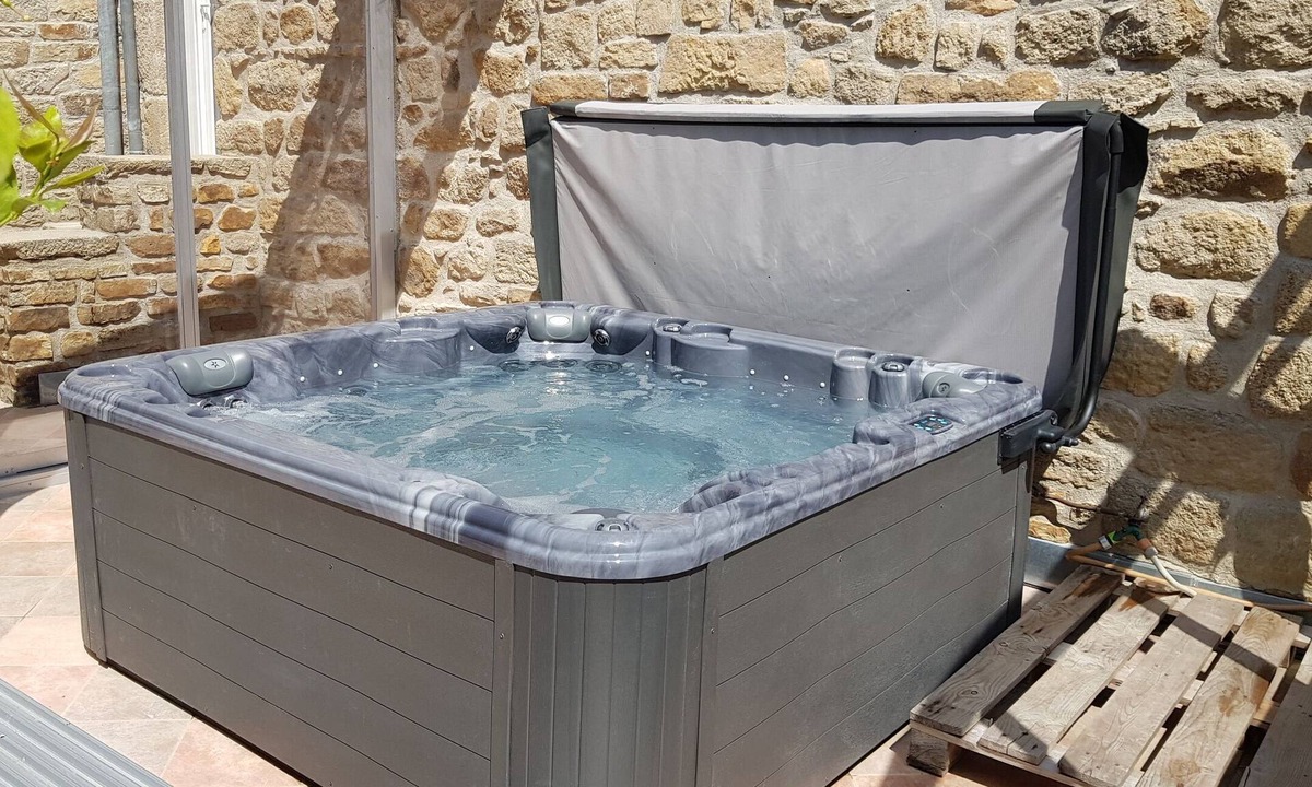 Les Assions Other | Enclosed and spacious gîte, air-conditioned rooms, SPA, Closed garage, Beaches 5km max.