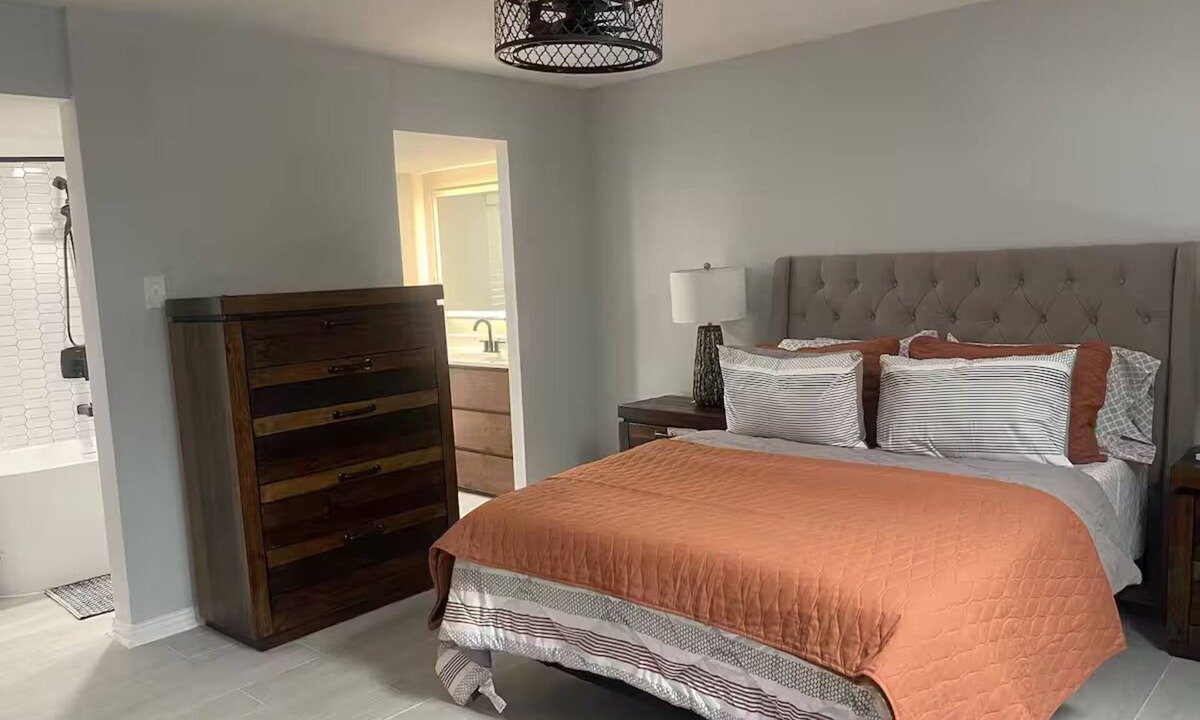 South Baton Rouge House | End unit townhome with side yard