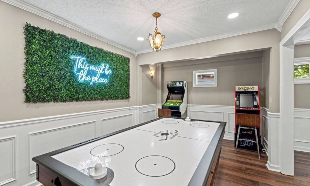 Wichita House | Endless Family Entertainment, Fire Pit, 2 Kings!