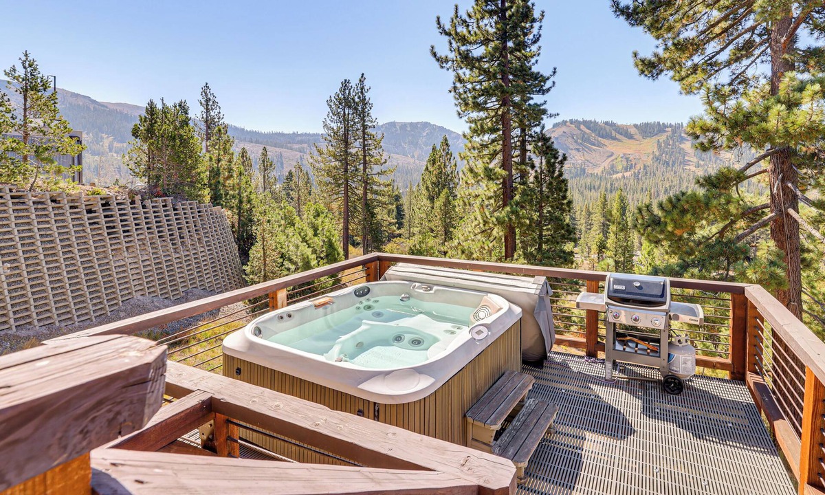 Norden House | Endless Mtn Views! Group Ski Lodge at Sugar Bowl