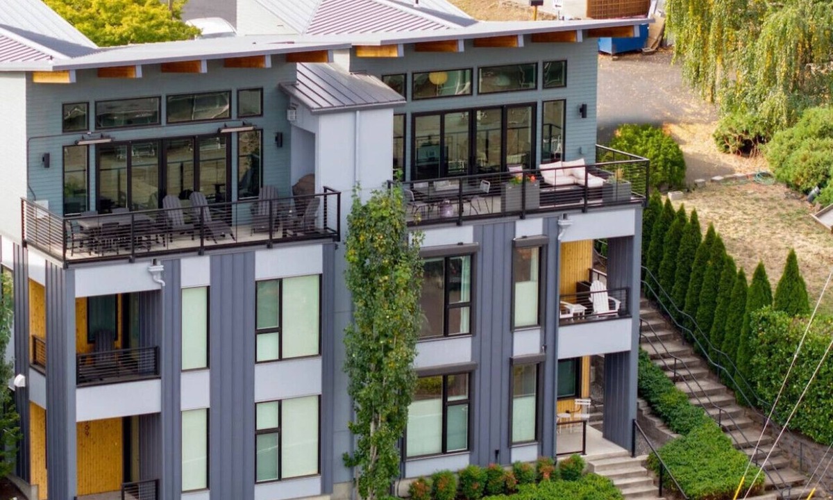 Hood River House | Endless River Views, 1 Block to Downtown