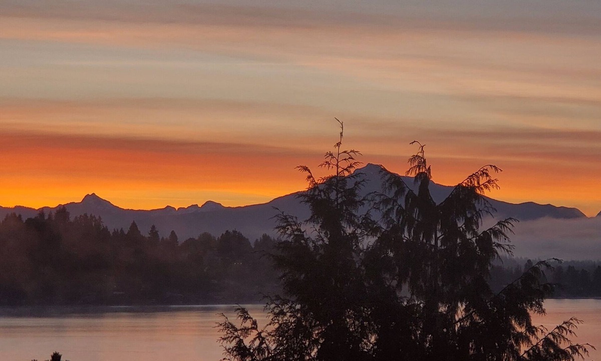 Lake Stevens House | Endless Views @ This Elegant 5* Lake Stevens Home