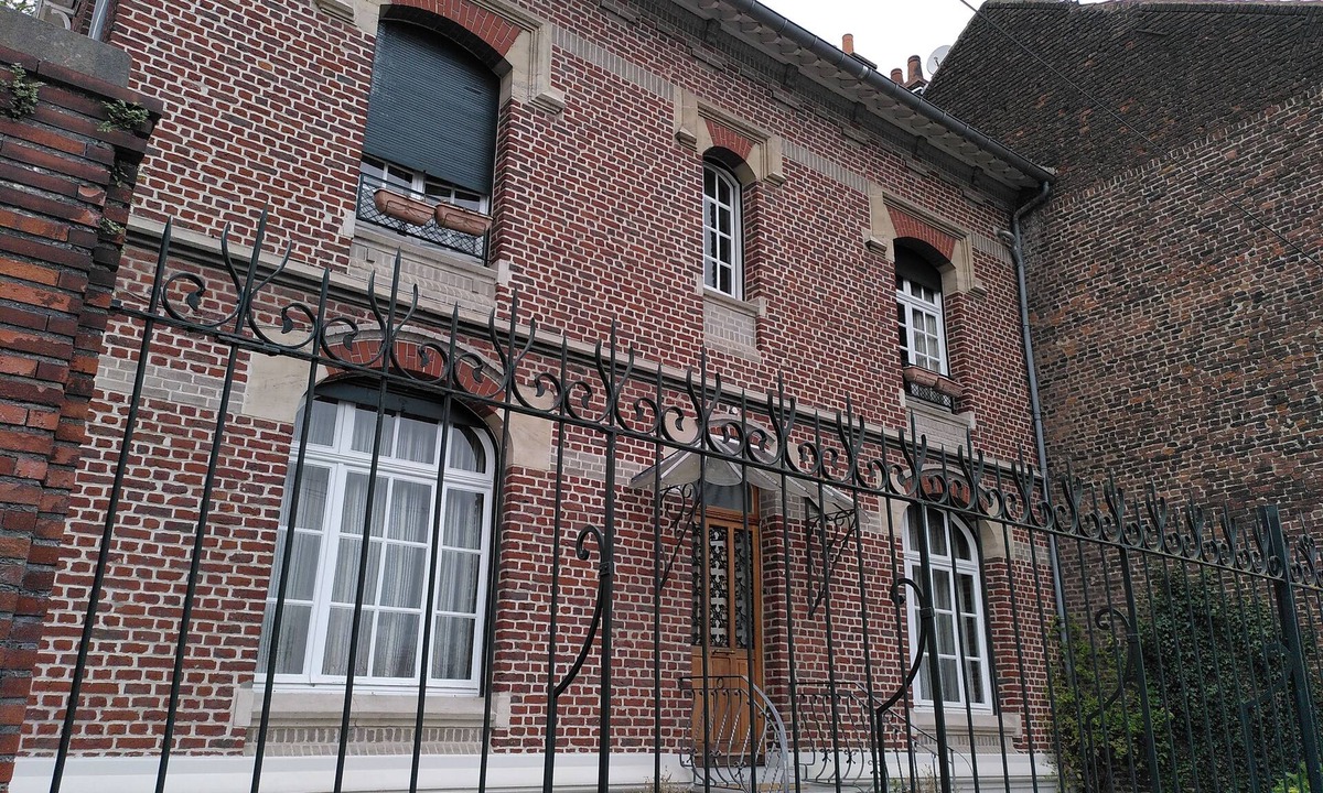 Denain House | Engineer's house in quiet neighborhood