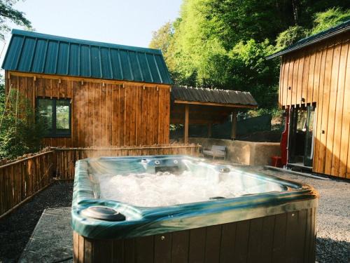 Bertren Ski Chalet | English bus, tiny house, hot tub spa