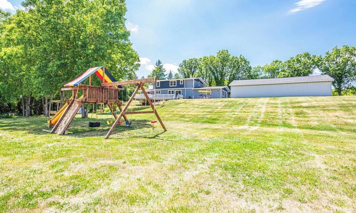 Twin Lakes House | #EnglishPrairieBnB - 4 Bedrooms - 2.5 Baths