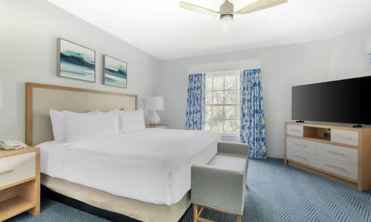 West Kissimmee Hotel | Enjoy 2 Relaxing Suites w/Roman Tub + Full Kitchen 20 Min to Theme Parks